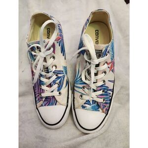 CONVERSE CHUCK TAYLOR ALL STAR Tropical Print sneakers feature a durable canvas